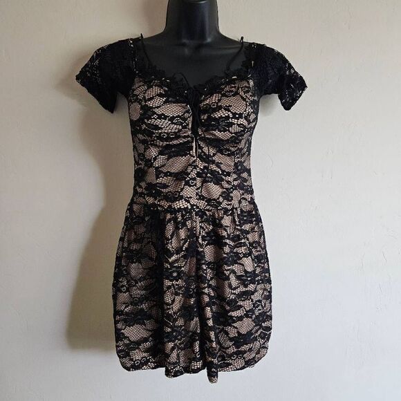 Top Chic Sheer Lace Romper - Picture 1 of 11